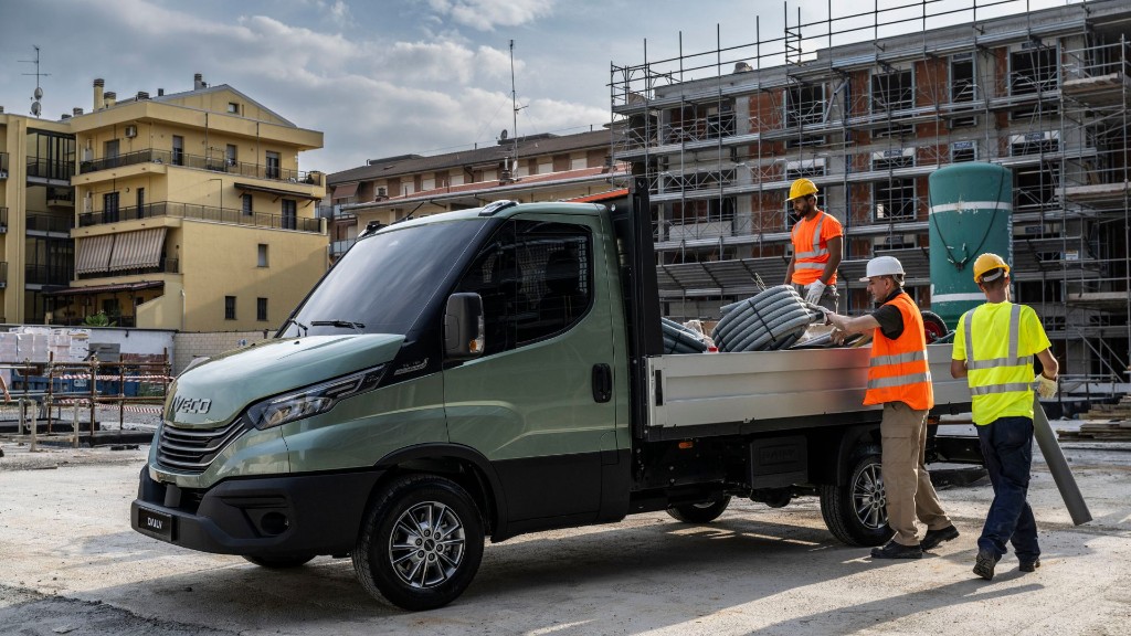 Hvid IVECO Daily varevogn på en byggeplads med håndværkerudstyr