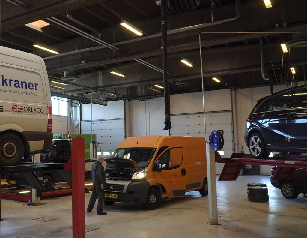 Reservedelslager med IVECO-dele på hylder hos værksted i Silkeborg